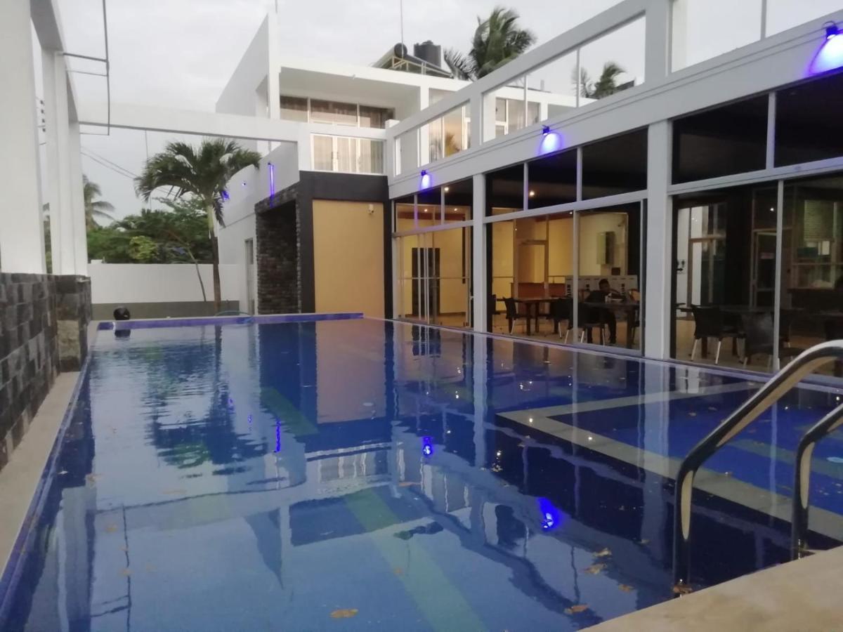 Saara Beach Hotel Marawila Exterior photo