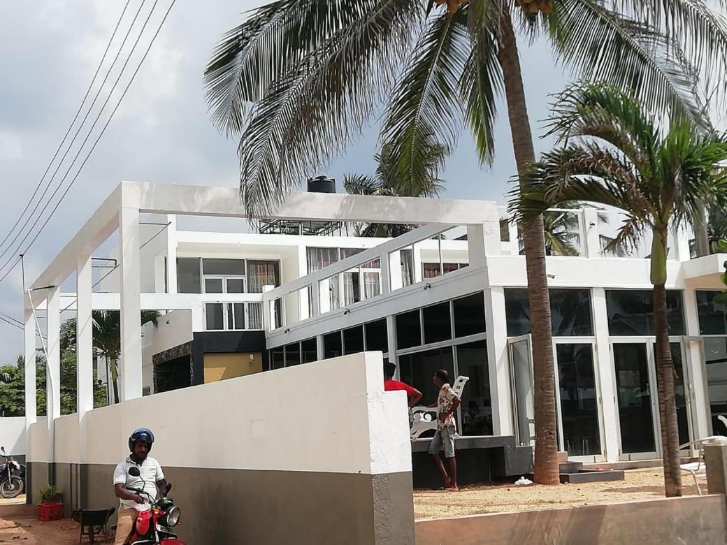 Saara Beach Hotel Marawila Exterior photo