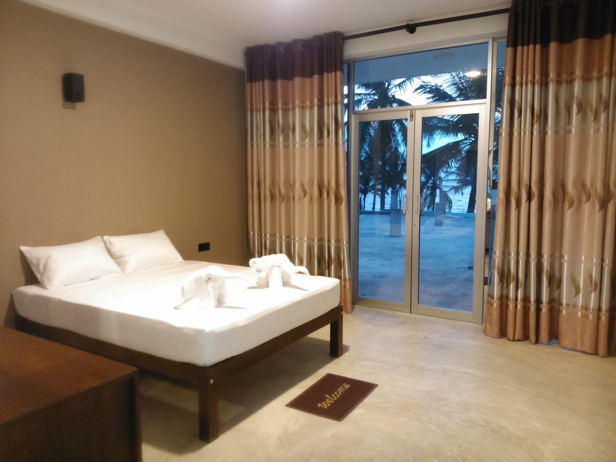 Saara Beach Hotel Marawila Exterior photo