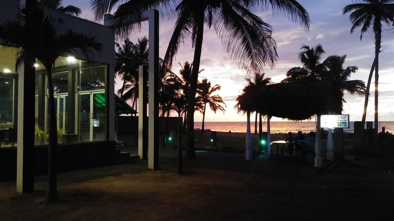 Saara Beach Hotel Marawila Exterior photo