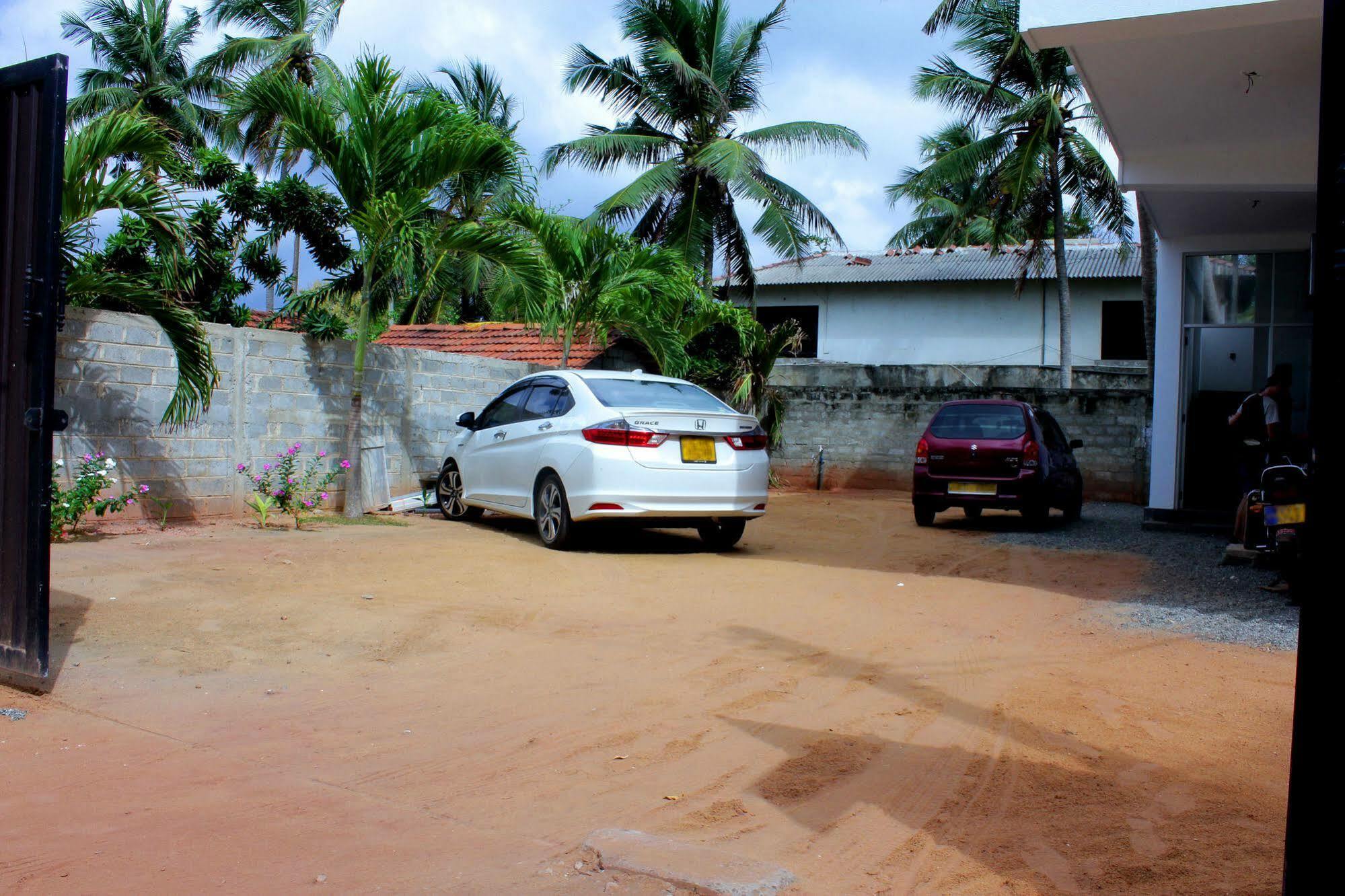 Saara Beach Hotel Marawila Exterior photo